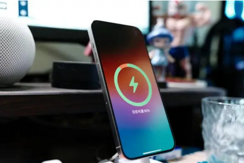 坡头苹果15换屏服务分享用什么充电器给iPhone15充电更好 